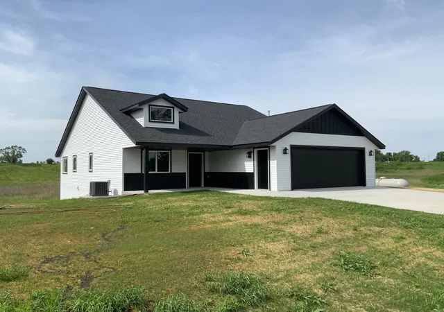 Photo 2 of Single family home for sale at 7 Cottonwood Lake Blvd, Windom, MN 56101 | MLS# 7088194 | Listing updated on 2026-08-31