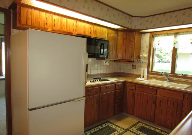 2nd image of 1522 Falcon Dr, Fairmont, MN 56031 | MLS# 7088324