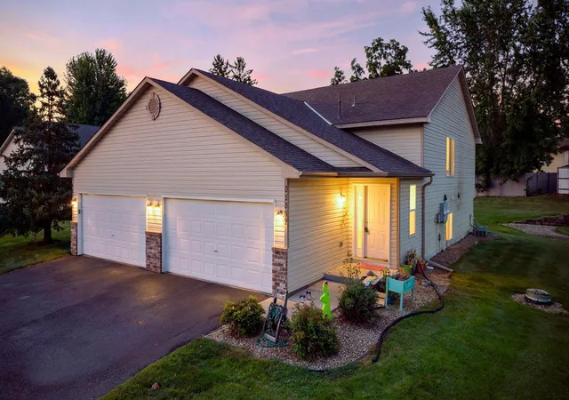 1st image of 11109 Frankfort Pkwy Ne, Saint Michael, MN 55376 | MLS# 7088398