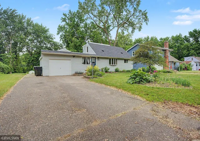 Homes for sale in Mounds View, MN | 2299 Knoll Dr, Mounds View, MN 55112 | MLS# 7088604