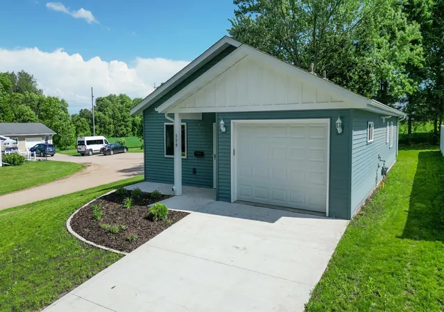 Homes for sale in Fergus Falls, MN | 528 E St Charles Ave, Fergus Falls, MN 56537 | MLS# 7088618