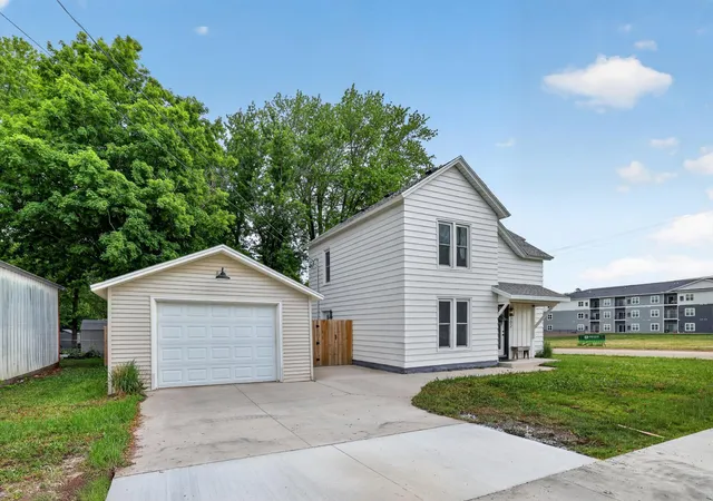 Photo 3 of Single family home for sale at 302 1st Street Nw, Dodge Center, MN 55927 | MLS# 7088664 | Listing updated on 2026-09-12