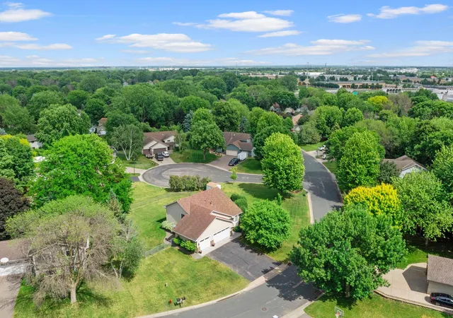 4th image of 9840 Kirkwood Ln N, Maple Grove, MN 55369 | MLS# 7088857