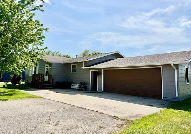 Homes for sale in Oakes, ND | 405 S 3rd St, Oakes, ND 58474 | MLS# 7089038