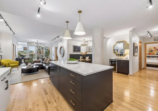 Homes for sale in Minneapolis, MN | 215 10Th Ave S #321, Minneapolis, MN 55415 | MLS# 7089181