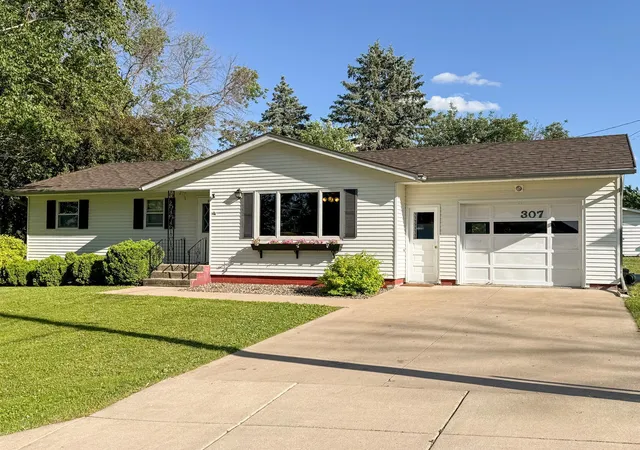 2nd image of 307 Hilltop Dr, Goodhue, MN 55027 | MLS# 7089295