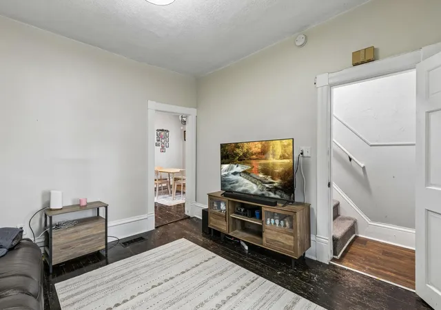 2nd image of 663 Van Buren Ave, Saint Paul, MN 55104 | MLS# 7089478
