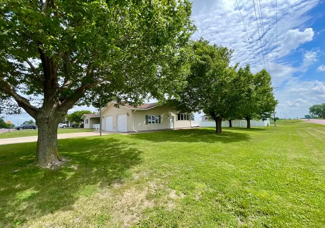 Homes for sale in Comfrey, MN | 212 Eastern Ave S, Comfrey, MN 56019 | MLS# 7089495