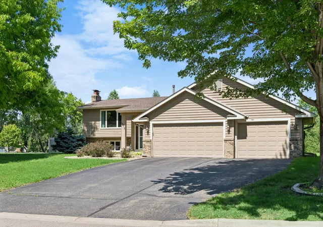 Homes for sale in Minnetonka, MN | 6015 Creek Ridge Ct, Minnetonka, MN 55345 | MLS# 7089535