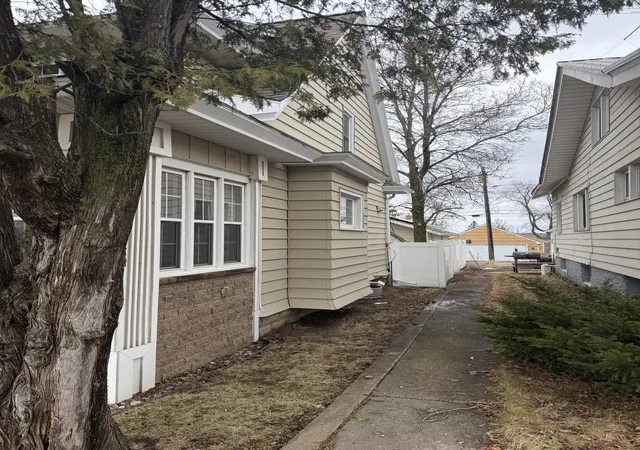 2nd image of 805 Harrison St, Eveleth, MN 55734 | MLS# 7089549
