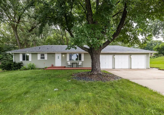 Homes for sale in Burnsville, MN | 1515 Woodhill Rd, Burnsville, MN 55337 | MLS# 7089589