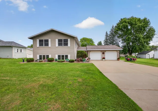 Homes for sale in Wabasha, MN | 811 Broadway Ave, Wabasha, MN 55981 | MLS# 7089808