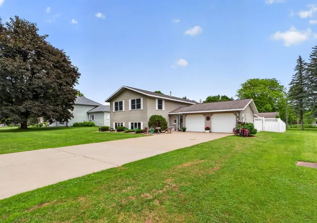 Homes for sale in Wabasha, MN | 811 Broadway Ave, Wabasha, MN 55981 | MLS# 7089808