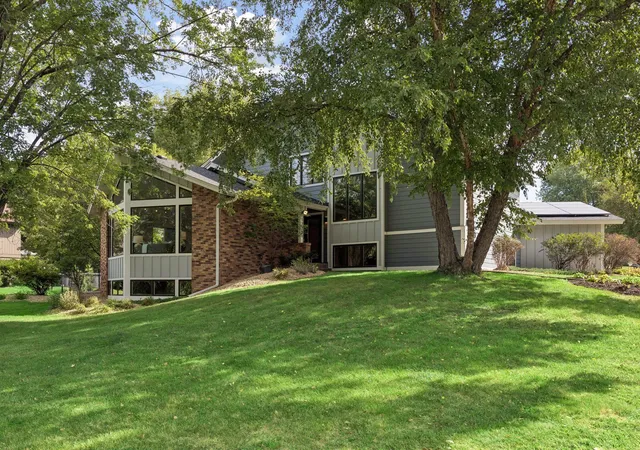 Photo 3 of Sale Pending at 1728 Trail Rd, Mendota Heights, MN 55118 | MLS# 7089819 | Listing updated on 2026-10-14