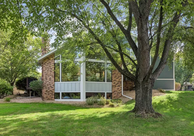 Photo 4 of Sale Pending at 1728 Trail Rd, Mendota Heights, MN 55118 | MLS# 7089819 | Listing updated on 2026-10-14