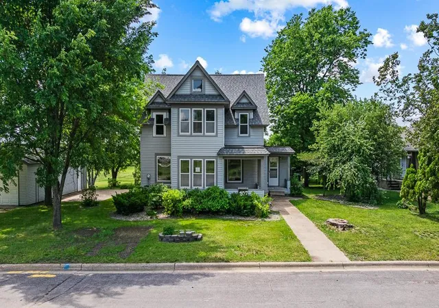 Photo 1 of Single family home for sale at 207 S Lake St, Belview, MN 56214 | MLS# 7090129 | Listing updated on 2026-10-28