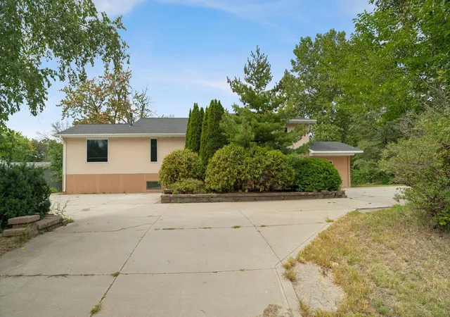 Photo 1 of Sale Pending at 2981 Pilot Knob Rd, Saint Paul, MN 55121 | MLS# 7090166 | Listing updated on 2026-09-23