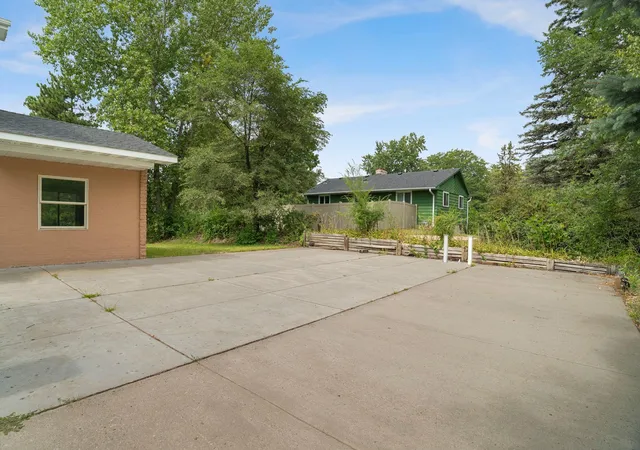 Photo 3 of Sale Pending at 2981 Pilot Knob Rd, Saint Paul, MN 55121 | MLS# 7090166 | Listing updated on 2026-09-23