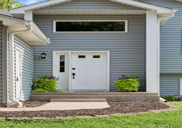 3rd image of 6111 45Th St N, Saint Paul, MN 55128 | MLS# 7090278