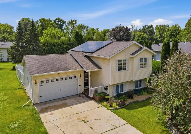 2nd image of 1950 Greenwood Dr, Owatonna, MN 55060 | MLS# 7090435