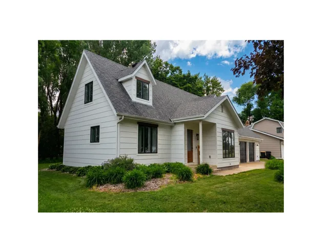 Homes for sale in Windom, MN | 817 17th St, Windom, MN 56101 | MLS# 7090514