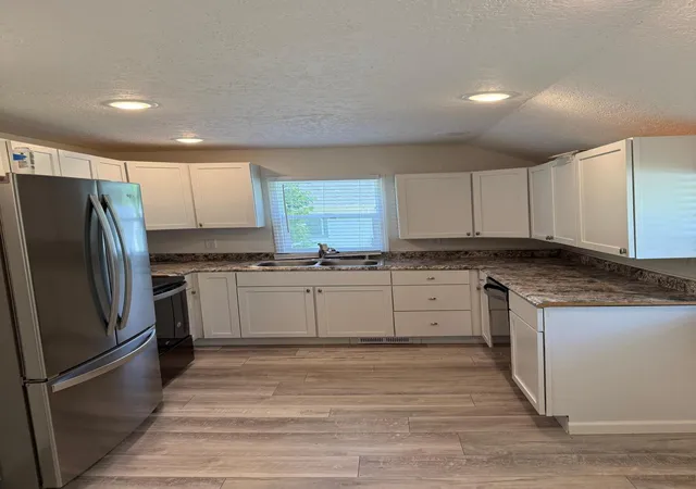 Photo 2 of Single family home for sale at 647 2nd Avenue Sw, Hutchinson, MN 55350 | MLS# 7090588 | Listing updated on 2026-08-08