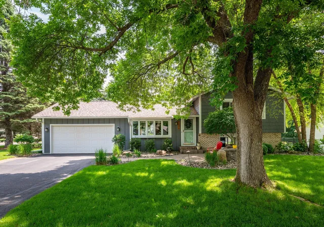 2nd image of 7896 Berkshire Ln N, Maple Grove, MN 55311 | MLS# 7090629