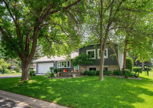 3rd image of 7896 Berkshire Ln N, Maple Grove, MN 55311 | MLS# 7090629