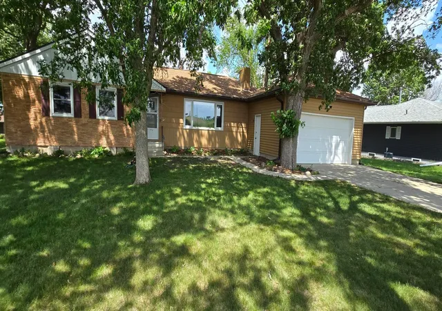 Homes for sale in Albert Lea, MN | 1713 S Shore Dr, Albert Lea, MN 56007 | MLS# 7090675