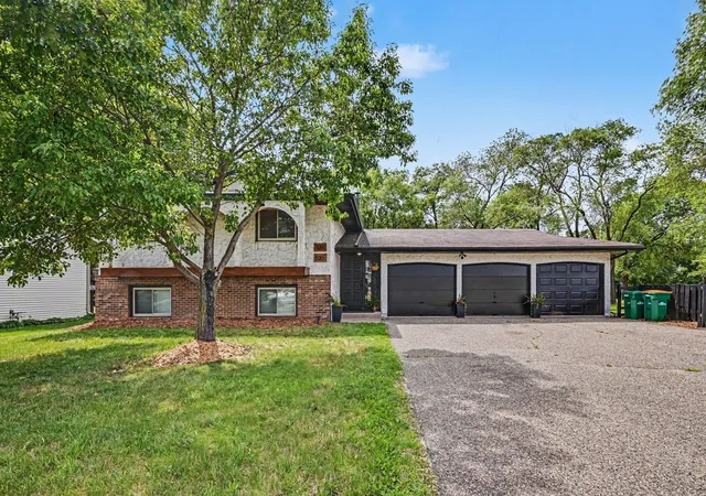 Homes for sale in Mounds View, MN | 5301 Edgewood Dr, Mounds View, MN 55112 | MLS# 7090757