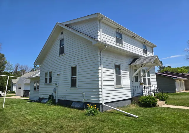 Photo 2 of Single family home for sale at 1601 Murray Ave, Worthington, MN 56187 | MLS# 7090838 | Listing updated on 2026-08-11