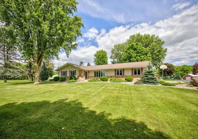 Photo 1 of Single family home for sale at 11560 767th Avenue, Le Roy, MN 55951 | MLS# 7090863 | Listing updated on 2026-09-29