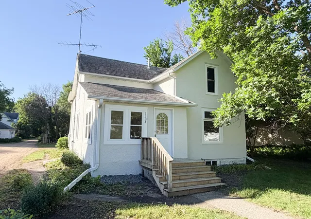 2nd image of 1304 3rd Ave, Worthington, MN 56187 | MLS# 7091127