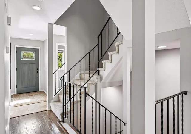 3rd image of 1092 Ivy Hill Dr, Mendota Heights, MN 55118 | MLS# 7091129
