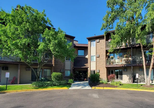 Homes for sale in Eagan, MN | 3420 Golfview Dr #121, Eagan, MN 55123 | MLS# 7091178
