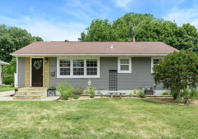 1st image of 915 11 1/2 St Sw, Rochester, MN 55902 | MLS# 7091181