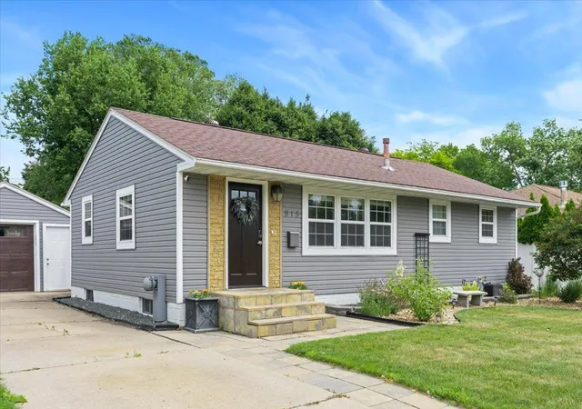 2nd image of 915 11 1/2 St Sw, Rochester, MN 55902 | MLS# 7091181