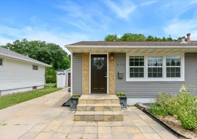 3rd image of 915 11 1/2 St Sw, Rochester, MN 55902 | MLS# 7091181