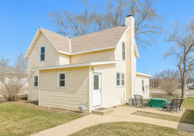 Homes for sale in Lake Crystal, MN | 672 S Anna Ave, Lake Crystal, MN 56055 | MLS# 7091328