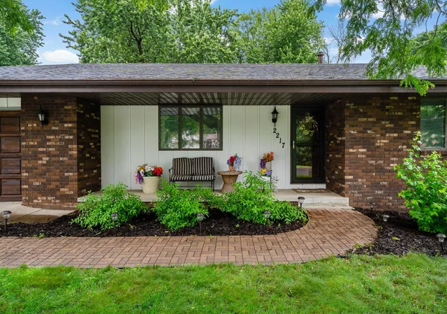Homes for sale in Maplewood, MN | 2217 Ripley Ave, Maplewood, MN 55109 | MLS# 7091443