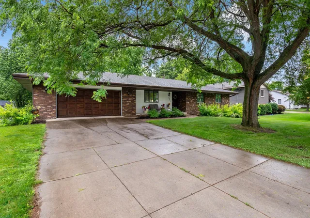 Homes for sale in Maplewood, MN | 2217 Ripley Ave, Maplewood, MN 55109 | MLS# 7091443