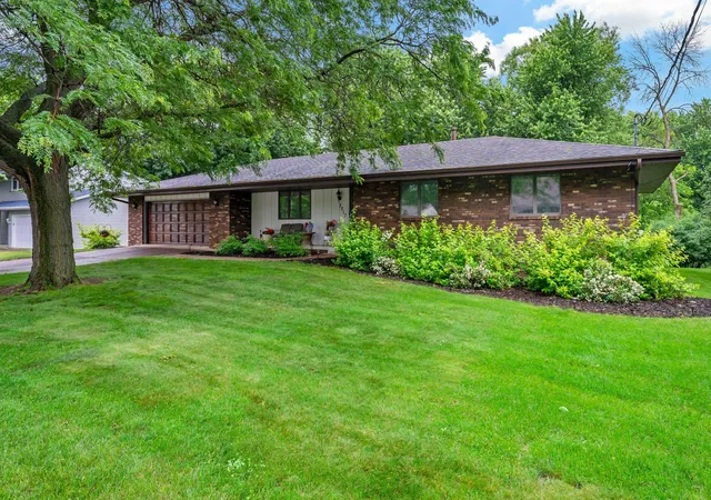 Homes for sale in Maplewood, MN | 2217 Ripley Ave, Maplewood, MN 55109 | MLS# 7091443