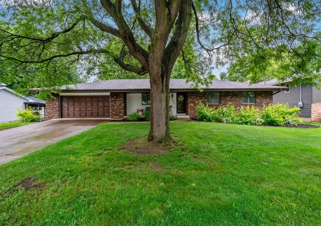 Homes for sale in Maplewood, MN | 2217 Ripley Ave, Maplewood, MN 55109 | MLS# 7091443