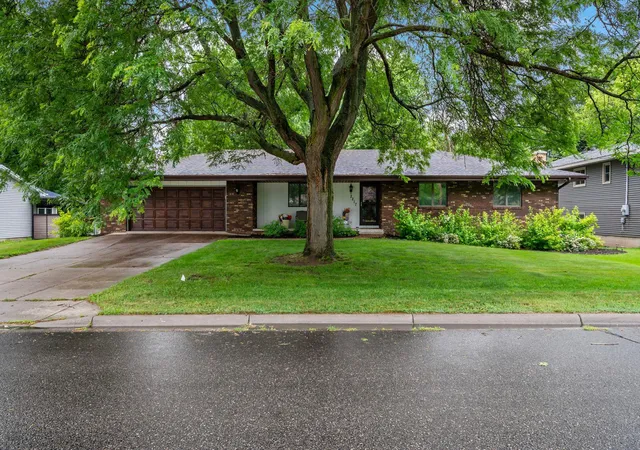 Homes for sale in Maplewood, MN | 2217 Ripley Ave, Maplewood, MN 55109 | MLS# 7091443