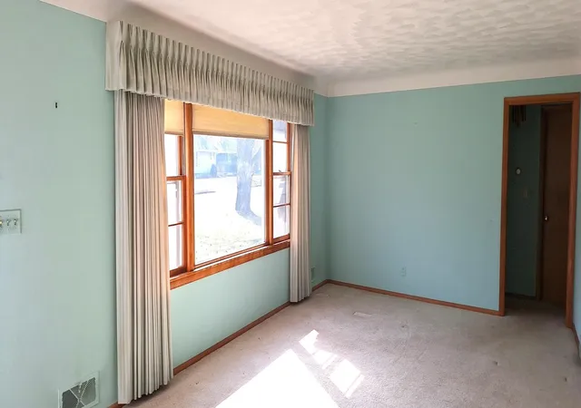 Photo 4 of Sale Pending at 1887 Oxford St N, Saint Paul, MN 55113 | MLS# 7091679 | Listing updated on 2026-08-15