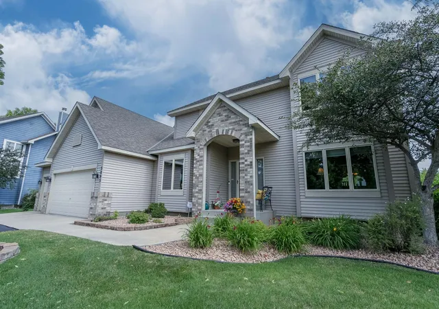 Photo 2 of Sale Pending at 3895 Arlington Dr, Saint Paul, MN 55129 | MLS# 7091729 | Listing updated on 2026-09-01