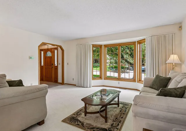Homes for sale in Vadnais Heights, MN | 156 Red Oaks Dr, Vadnais Heights, MN 55127 | MLS# 7091807