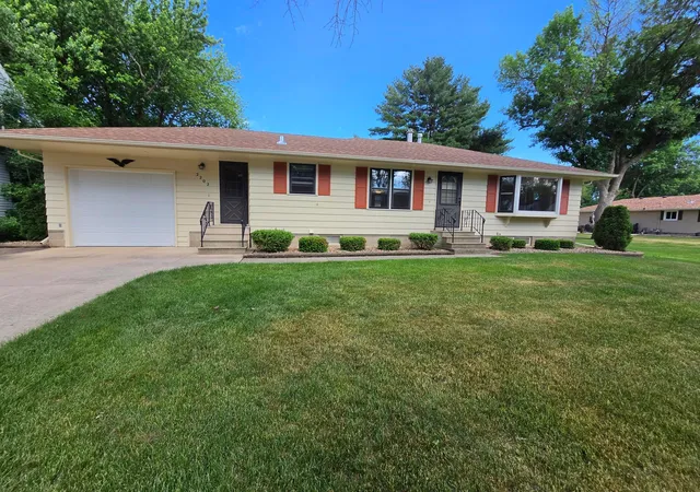2nd image of 2202 Windsor Rd, Albert Lea, MN 56007 | MLS# 7091949