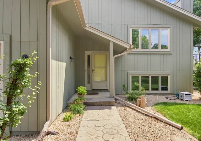 2nd image of 10277 Tarn Cir, Eden Prairie, MN 55347 | MLS# 7092191