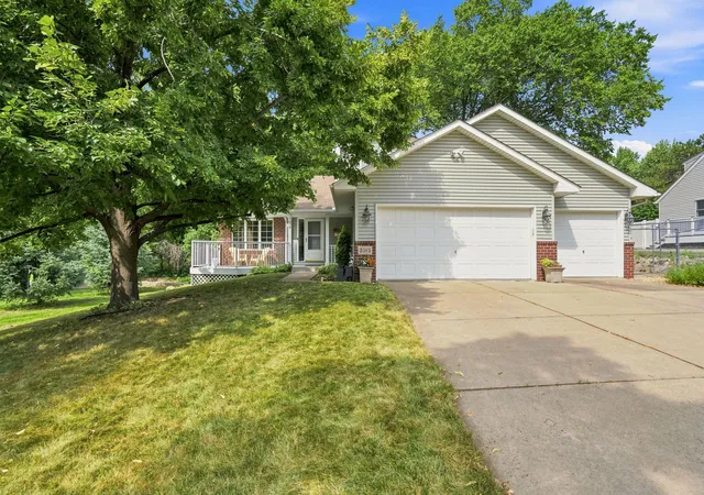 3rd image of 3393 Owasso St, Saint Paul, MN 55126 | MLS# 7092269